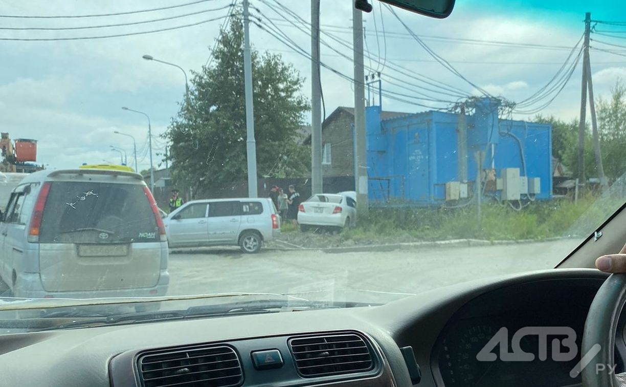 Автомобиль попал в ДТП у трансформаторной подстанции в Южно-Сахалинске