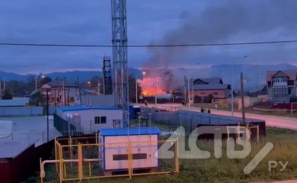 Пожар в пристройке едва не уничтожил дом в Дальнем