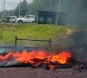 Дети подожгли матрасы во дворе дома на Сахалине, прохожие бросились тушить имущество
