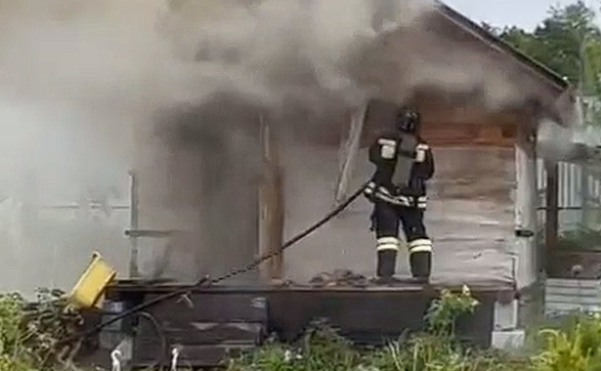 В Южно-Сахалинске пожарные полтора часа тушили баню