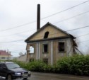 В Холмске рухнул двухэтажный деревянный дом (ФОТО, ВИДЕО)