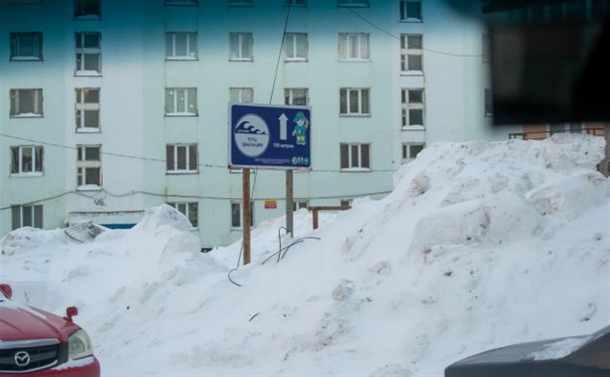 В Невельске расчистили улицы, а про дворы забыли