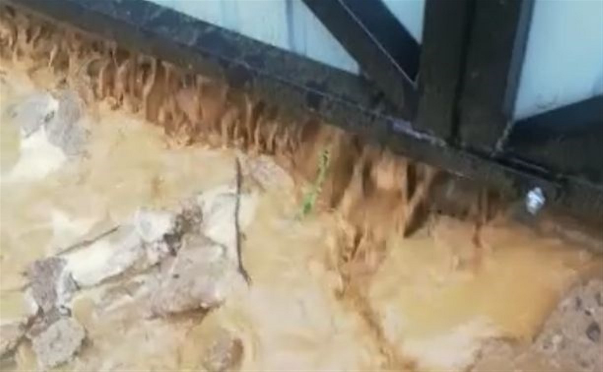Ливни смыли шесть КамАЗов песка во дворы жителей Ноглик