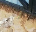 Ливни смыли шесть КамАЗов песка во дворы жителей Ноглик