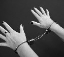 Жительницу Холмска застали во время вскрытия наркотайника