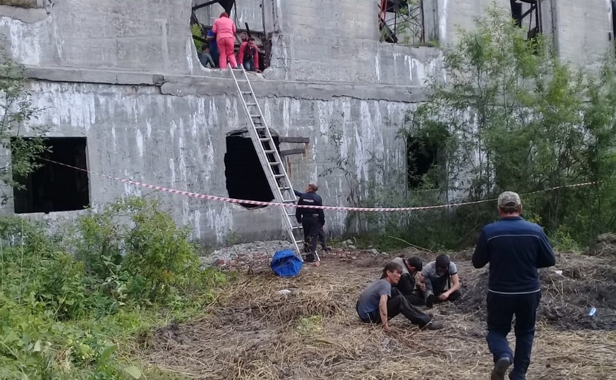 Семеро человек оказались под завалами заброшенного здания в Поронайске