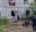 Семеро человек оказались под завалами заброшенного здания в Поронайске