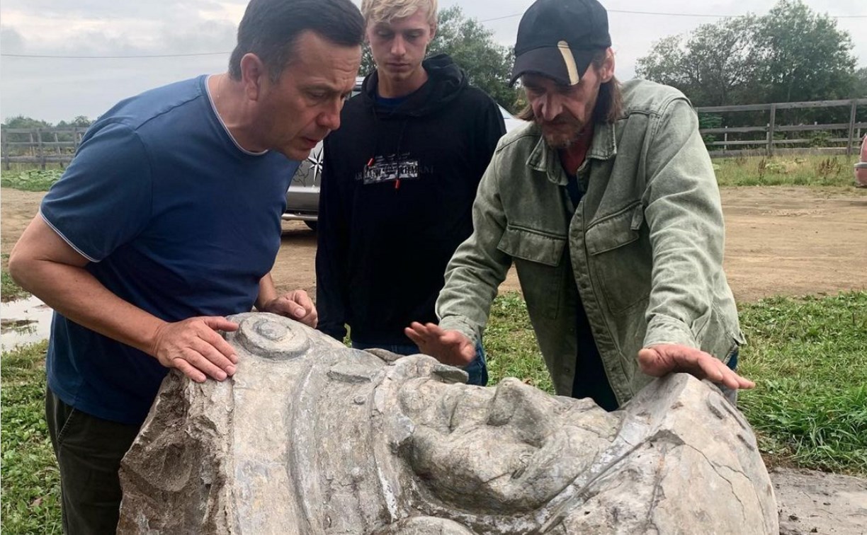 Барельеф Гагарина, найденный на сахалинском пляже, очистили от грязи