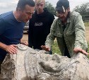Барельеф Гагарина, найденный на сахалинском пляже, очистили от грязи