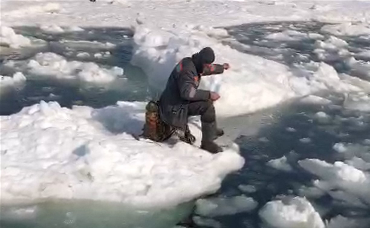 Отчаянный сахалинец сел на льдину и начал рыбачить, дрейфуя по широкой трещине