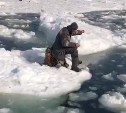 Отчаянный сахалинец сел на льдину и начал рыбачить, дрейфуя по широкой трещине
