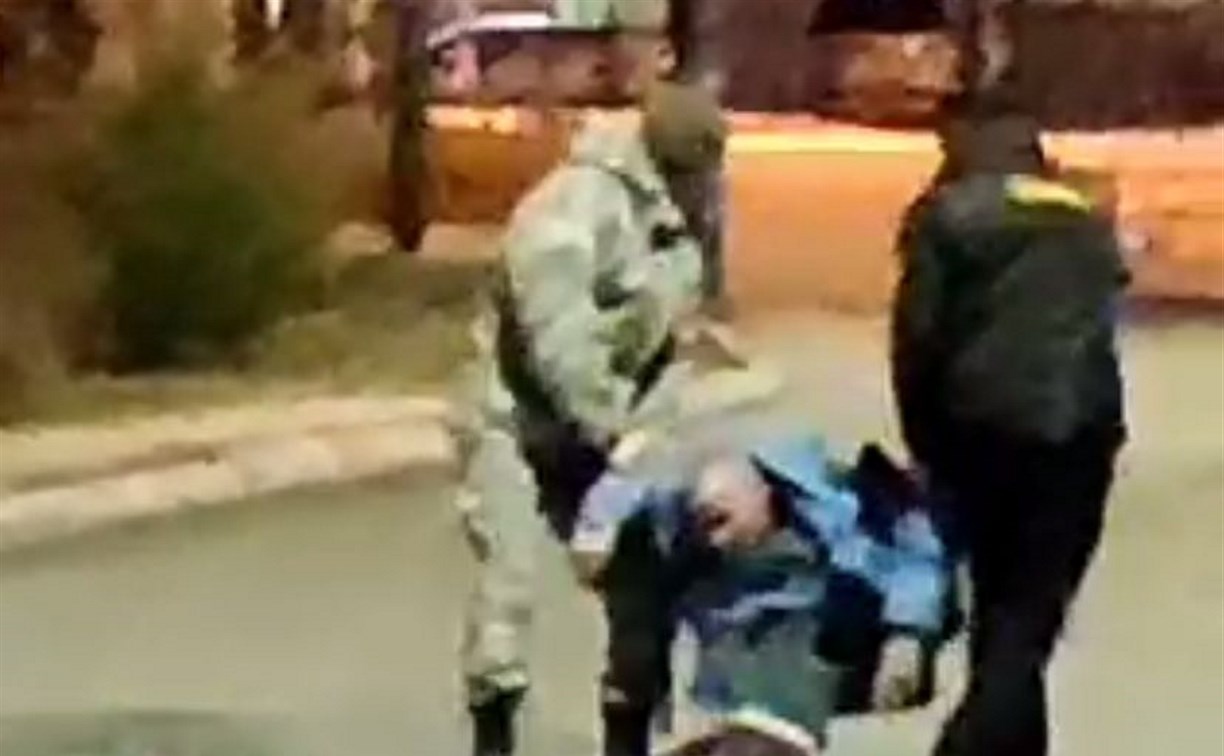 Охранники выволокли пьяного пациента из больницы Южно-Сахалинска 