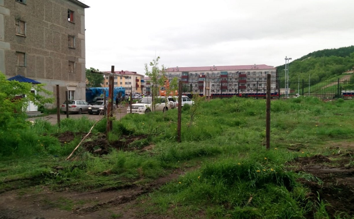 Жители Углегорска обвинили местные власти в разгроме детских площадок