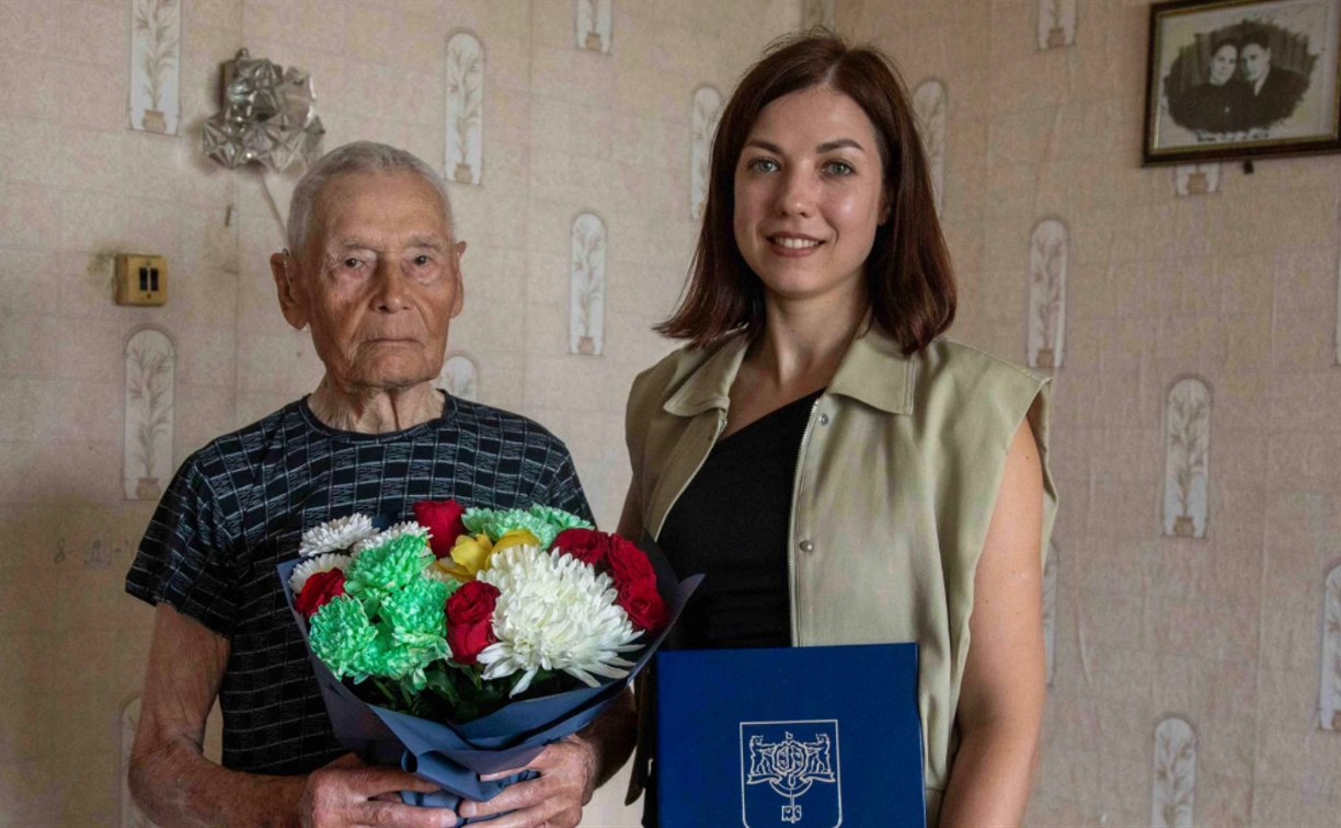 В Южно-Сахалинске поздравили с 98-летием ветерана трудового фронта