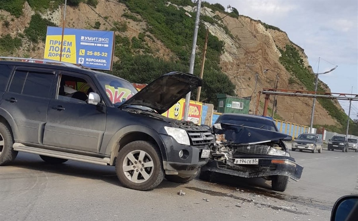 Mitsubishi Pajero и Toyota Crown столкнулись в Корсакове