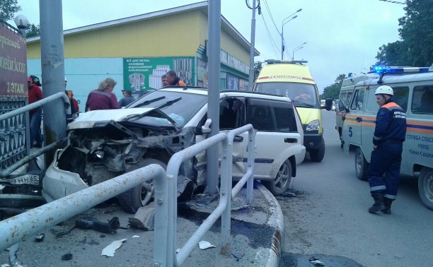 Около получаса спасатели пытались откачать водителя автомобиля, влетевшего в ограждение в Южно-Сахалинске