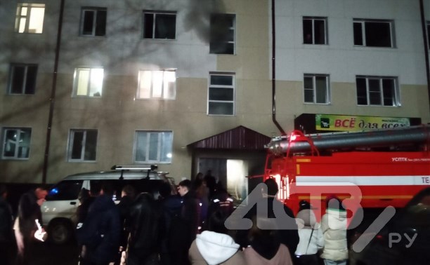 Пожар в многоквартирном доме тушат в Макарове