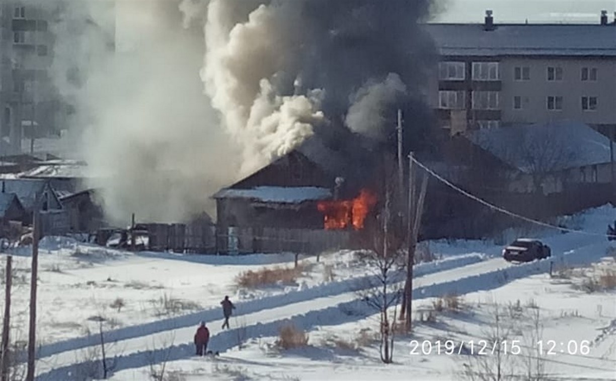 Дом на несколько семей горит в Поронайске