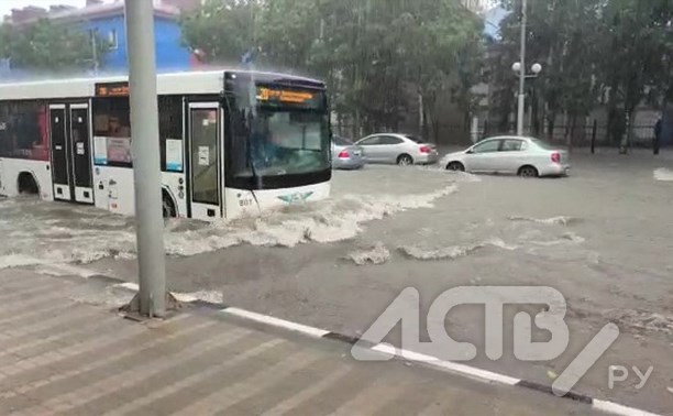 Мощный ливень в Южно-Сахалинске: автомобили тонут в воде, дети купаются в лужах