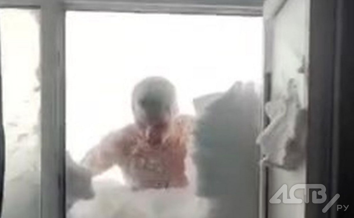 "Аж сердце замирает": сахалинцы сняли на видео экстремальные прыжки в гигантские сугробы