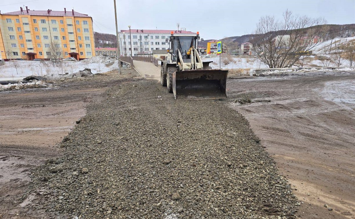 В Углегорске пешеходный переход напротив моста в сторону Черёмушек отсыпали щебнем