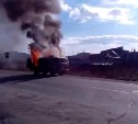 Горящий УАЗ потушили пожарные в Охотском