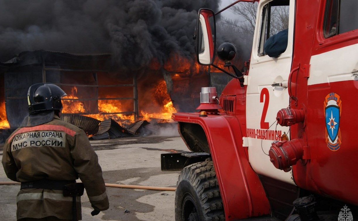 В Южно-Сахалинске боролись с серьёзным пожаром на площадке для сбора мусора