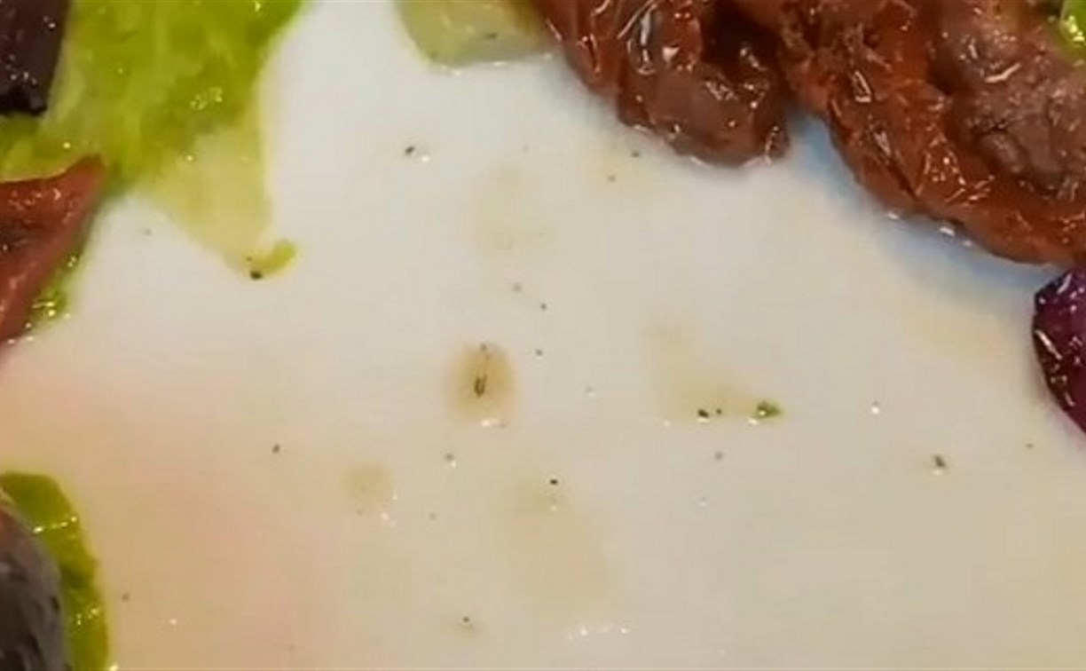 Гости ресторана в Южно-Сахалинске нашли в тарелке салата живого червячка