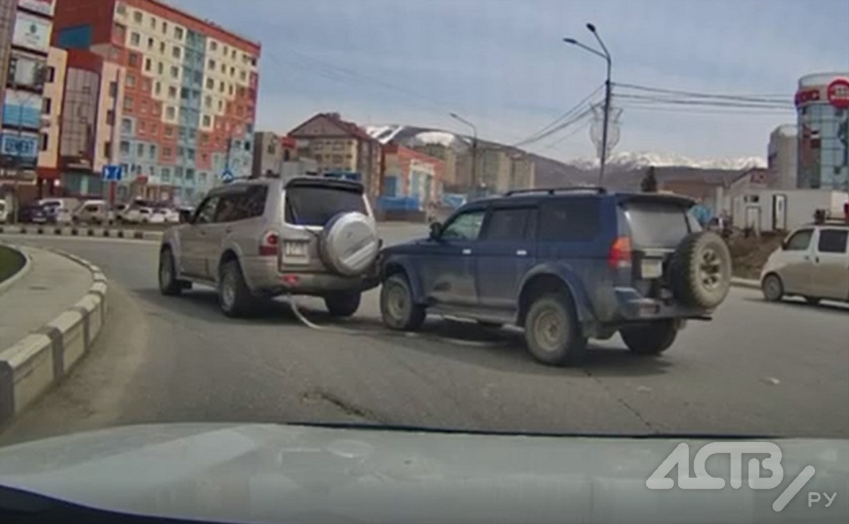 "Не заметил троса": на кольце в Южно-Сахалинске седан попал в ДТП с авто на буксире 
