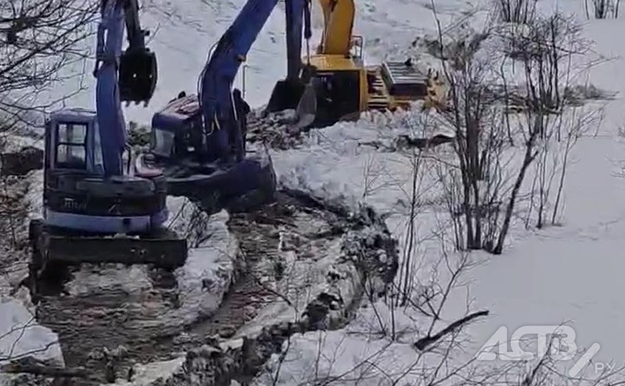 Спецтехнику на Сахалине затянуло в "болото" во время ликвидации порыва на водопроводе