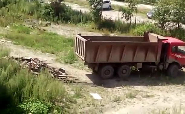 Три грузовика строительного мусора вывалили в одном из дворов Южно-Сахалинска