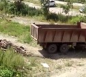 Три грузовика строительного мусора вывалили в одном из дворов Южно-Сахалинска