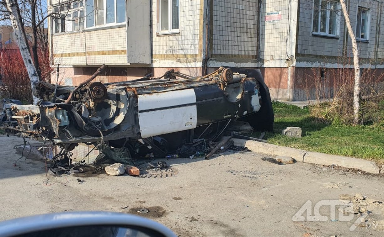 В Южно-Сахалинске неизвестные разворотили автомобиль и перевернули его на  крышу - Новости Сахалинской области - astv.ru