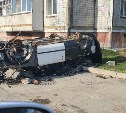 В Южно-Сахалинске неизвестные разворотили автомобиль и перевернули его на крышу