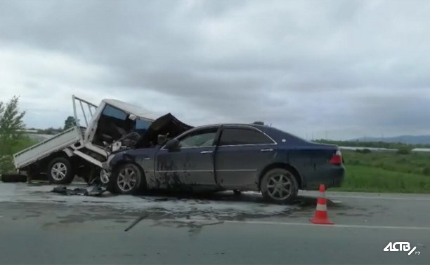 Люди пострадали в лобовой аварии на окраине Южно-Сахалинска