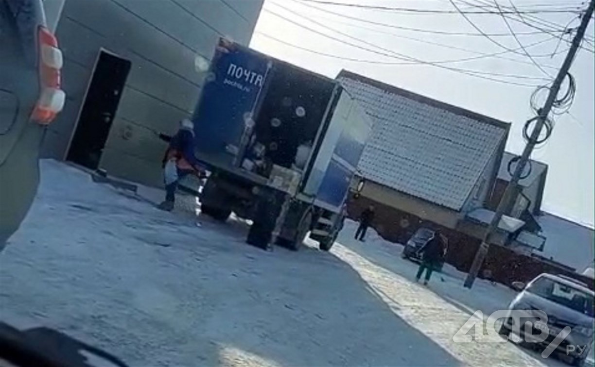 Житель Южно-Сахалинска возмутился, увидев, как сотрудники почты кидают посылки