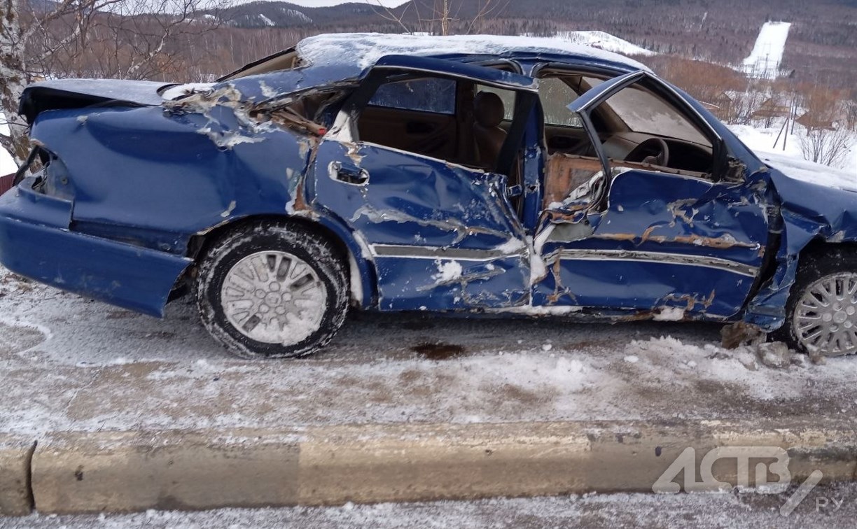 В Тымовском на тротуаре обнаружили "пожёванный" автомобиль