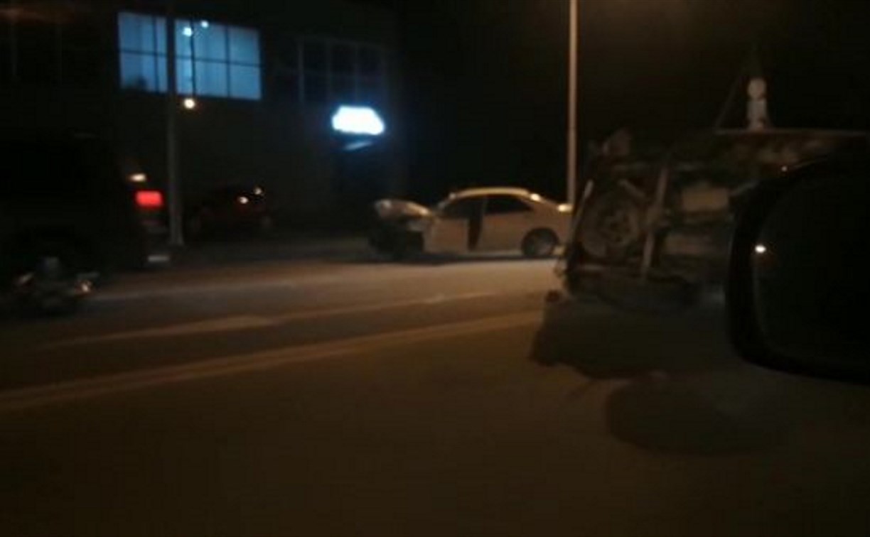 Mitsubishi Delica опрокинулась в Южно-Сахалинске, четыре человека пострадали