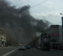 В центре Южно-Сахалинска бушует крупный пожар
