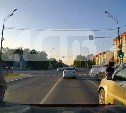 Внезапно решивший перестроиться водитель едва не устроил аварию в Южно-Сахалинске