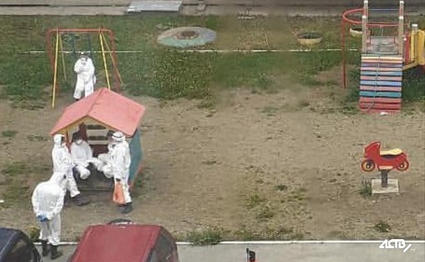 Людей в защитных костюмах заметили на детской площадке в Южно-Сахалинске