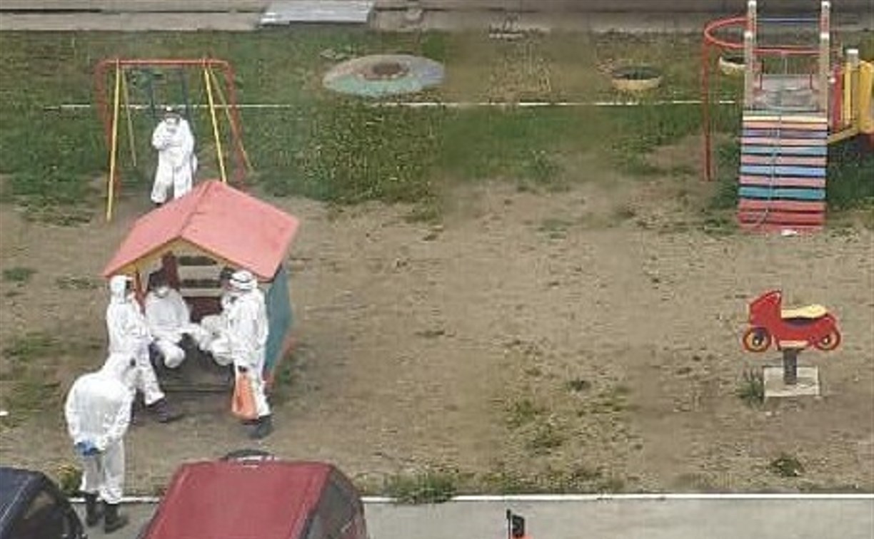 Людей в защитных костюмах заметили на детской площадке в Южно-Сахалинске
