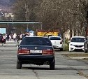 Автолюбители в Аниве превратили пешеходную улицу в проезжую часть