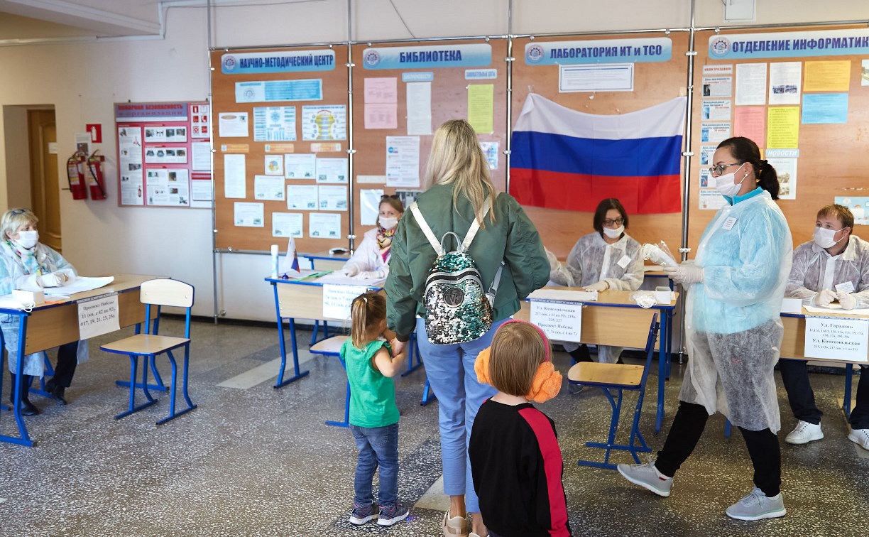 Мэрия Южно-Сахалинска: горожане идут на избирательные участки целыми семьями