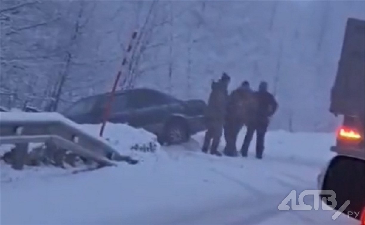 "Рыбаки, не торопитесь": седан вылетел в кювет на охотской трассе