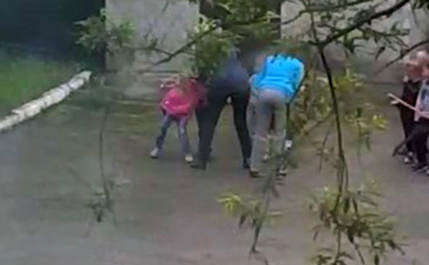 Жители Холмска сняли на видео, как воспитатель детского сада срывается на ребёнке