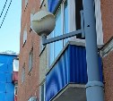 "Вот-вот упадёт": южносахалинцы несколько месяцев наблюдают за опасным фонарём на улице