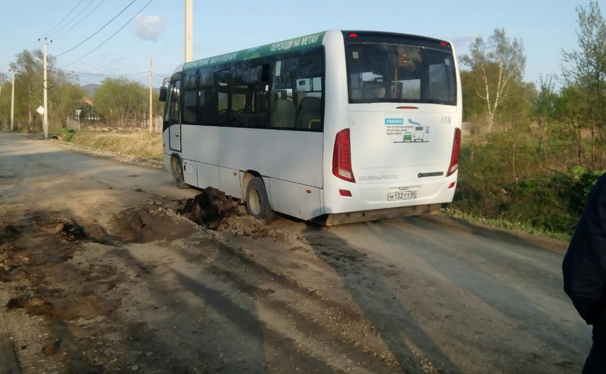 В Южно-Сахалинске пассажирский автобус застрял в глине перед конечной остановкой