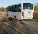 В Южно-Сахалинске пассажирский автобус застрял в глине перед конечной остановкой