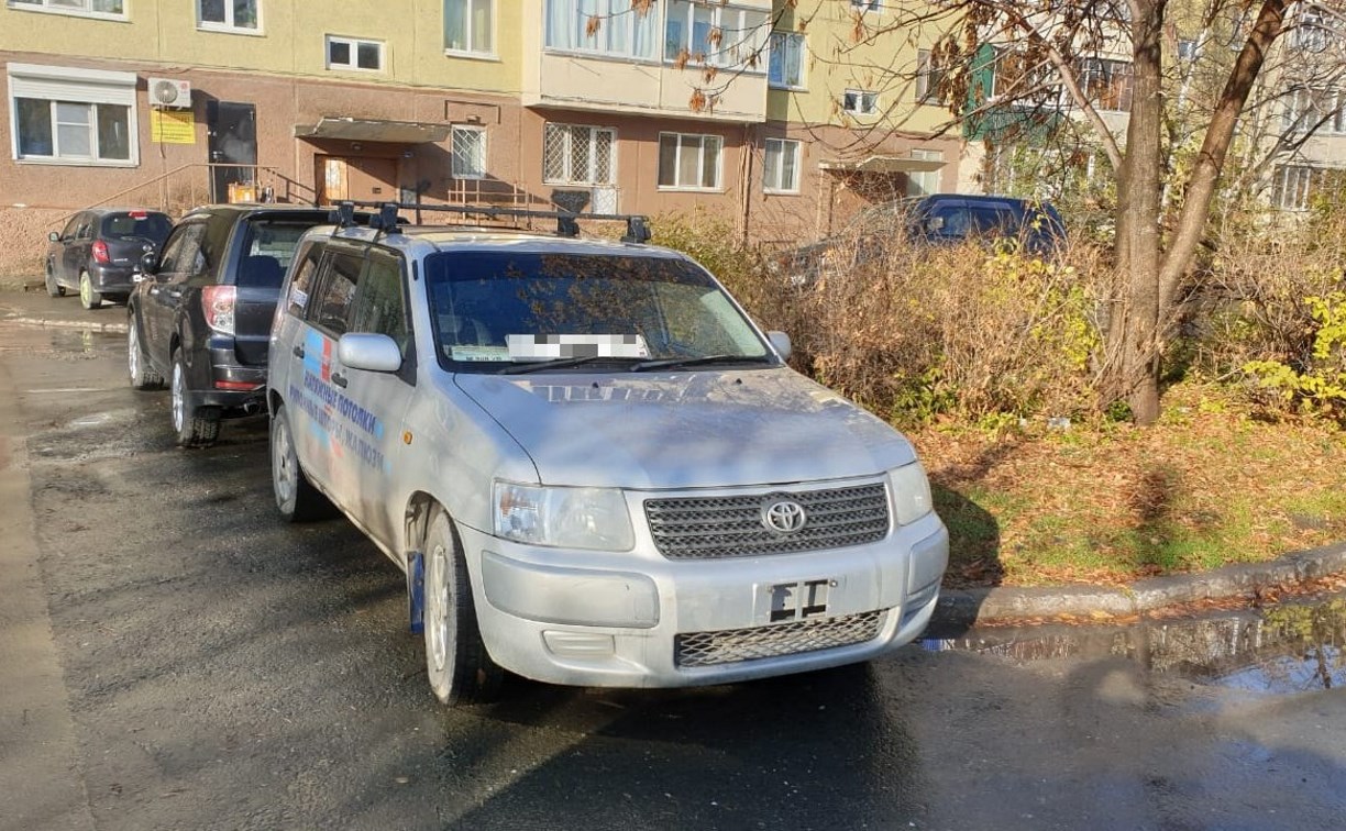 Неизвестный автомобиль врезался в Succeed и скрылся с места ДТП в Южно-Сахалинске